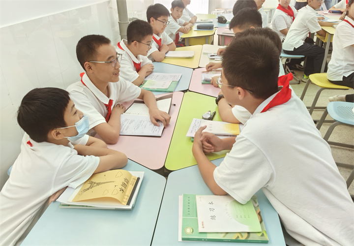 学生课堂讨论2.jpg