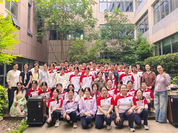 高一(2)班与领导合影.jpg 高一(2)班与领导合影.jpg