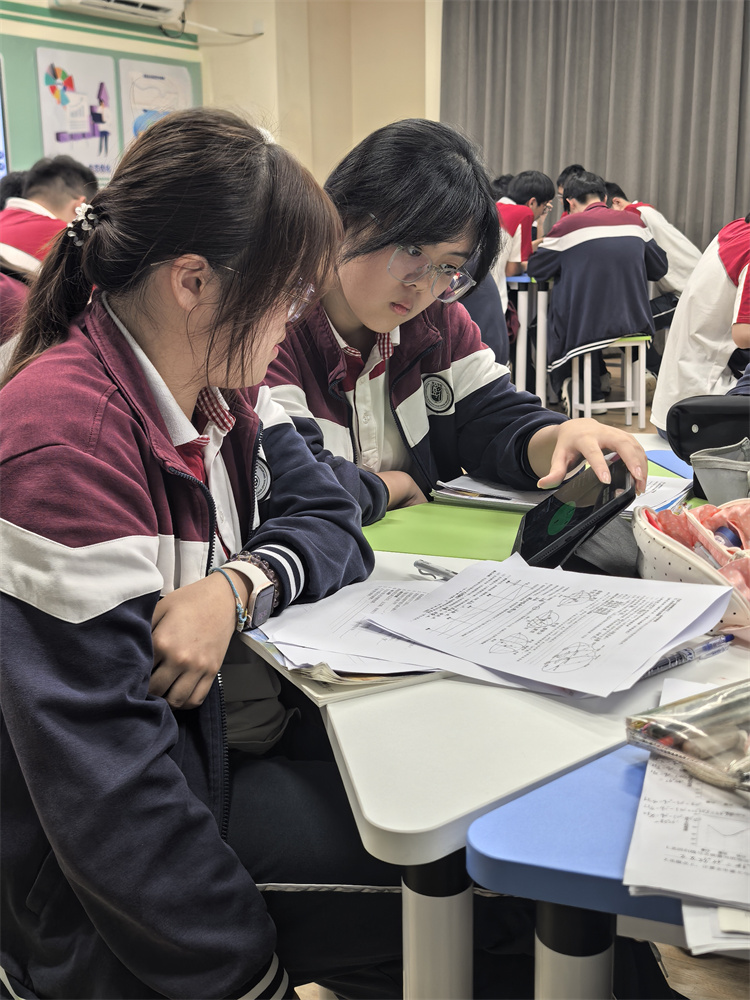 学生合作探究.jpg