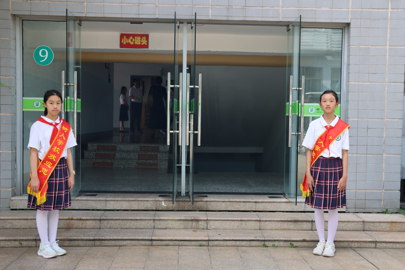 1-2_学生志愿者门前迎宾.jpg