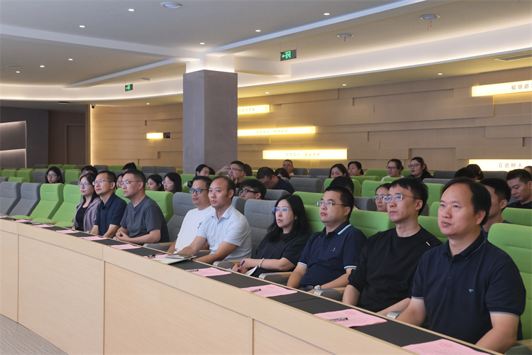 全体班主任参会.jpg