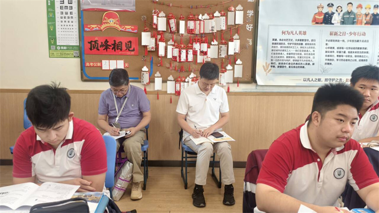李锦老师、程志华副校长听课现场.jpg 李锦老师、程志华副校长听课现场.jpg