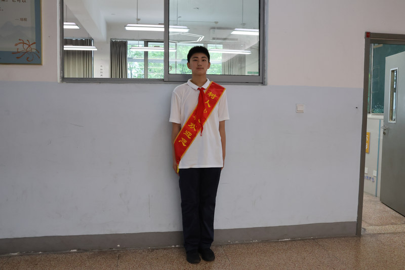 1-3_学生志愿者在岗服务.jpg