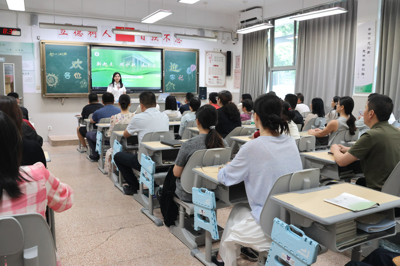 2-1_教室家长会现场.jpg