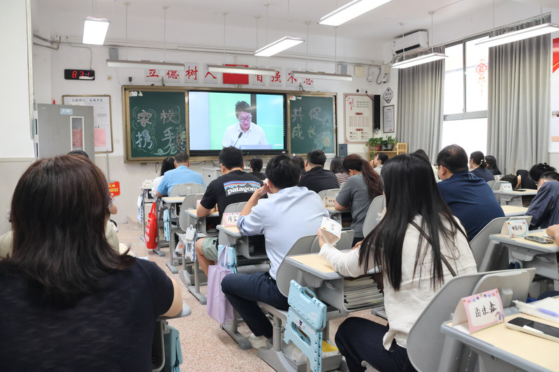 2-2_家长观看主会场转播.jpg