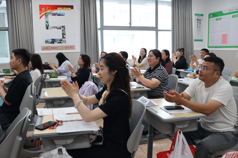 6-4_家长以掌声回应.jpg