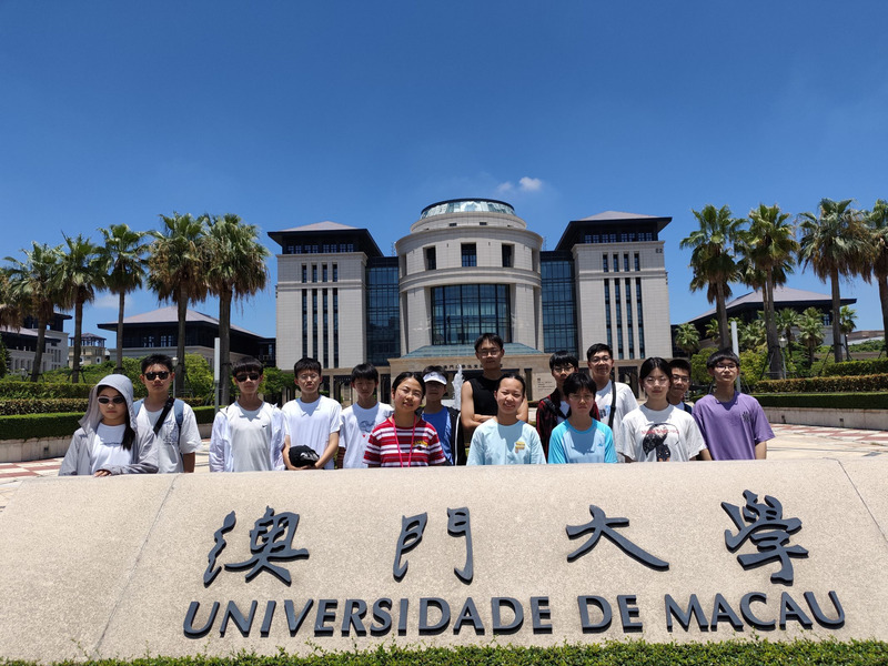 4_2-2_澳门大学校门合影.jpg