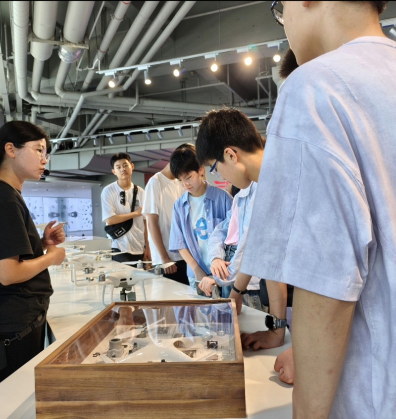 3_1-1_大疆展厅无人机讲解.jpg